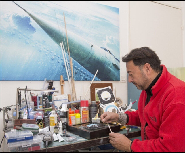 Boramy Thong dans son atelier, peignant un instrument de bord
